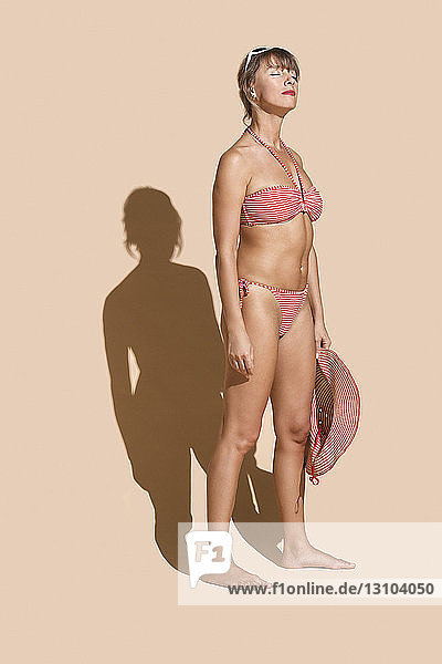 Gelassene Frau im Bikini beim Sonnenbaden