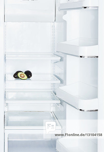 Avocados im offenen  leeren weißen Kühlschrank