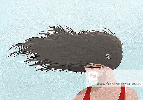 Wind weht das Haar einer Frau