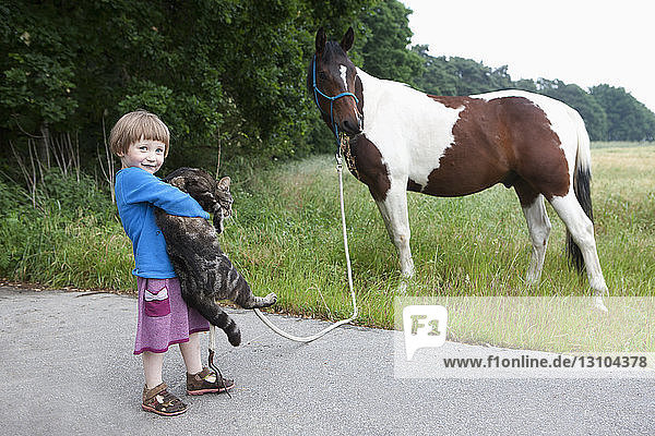 Portrait süßes Mädchen mit Pferd und Katze