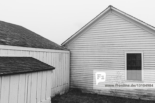Nebengebäude und Scheune auf einem Bauernhof in dichtem Nebel in Kalifornien,  USA.