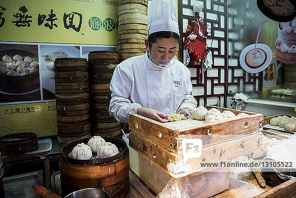 Nanxiang Bun Shop  berühmt für seine Xiao Long Bao oder Suppenknödel  Yuyuan; Shanghai  China