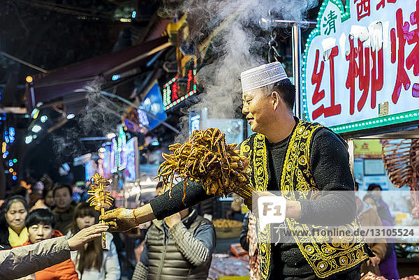 Traditionelles chinesisches Essen auf dem berühmten Lebensmittelmarkt im muslimischen Viertel; Xian  Provinz Shaanxi  China
