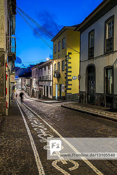 Straße bei Nacht; Ponta Delgada  Sao Miguel  Azoren  Portugal