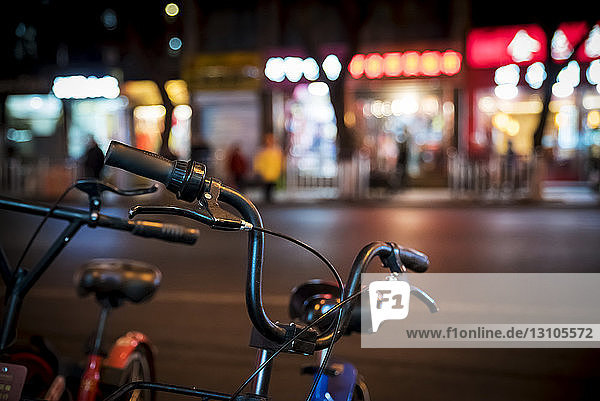 Fahrräder und Lichter der Stadt; Peking  China