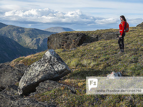 Eine Frau erkundet die Berge und die Wildnis des Yukon. Sich lebendig fühlen in der wunderschönen Landschaft um Haines Junction; Yukon  Kanada