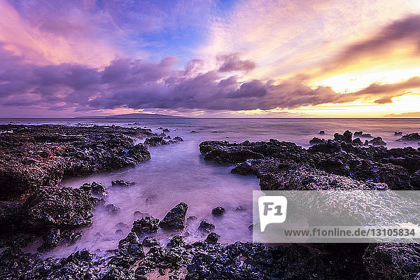 Blick auf den Sonnenuntergang mit weichem Wasser von der Küste von Wailea; Wailea  Maui  Hawaii  Vereinigte Staaten von Amerika