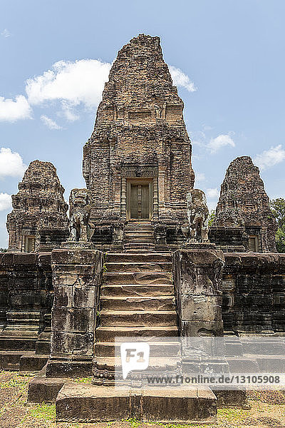 Stufen  die zu den zerstörten Tempeltürmen aus Stein führen  Ost-Mebon  Angkor Wat; Siem Reap  Provinz Siem Reap  Kambodscha