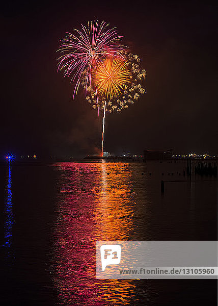 Ein Feuerwerk zur Feier des Unabhängigkeitstages; Astoria  Oregon  Vereinigte Staaten von Amerika