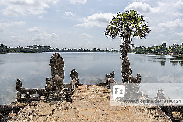 Statuen und Palme auf Steinsteg  Srah Srang  Angkor Wat; Siem Reap  Provinz Siem Reap  Kambodscha