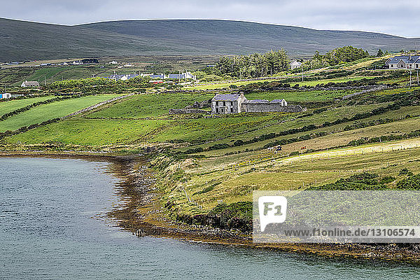 Küstenlinie des Wild Atlantic Way mit Ackerland und Häusern; Glenamoy  County Mayo  Irland