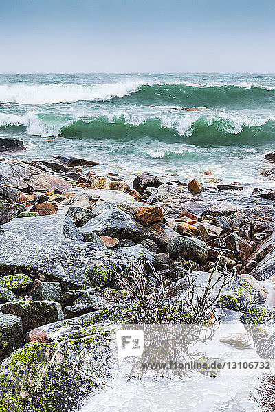 Stürmische Wellen  die an das Ufer des Lake Superior krachen; Terrace Bay  Ontario  Kanada