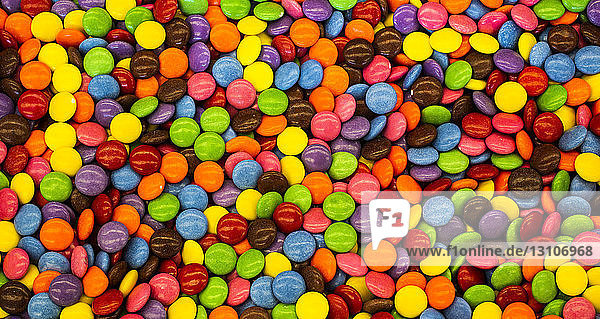 Mehrfarbige Bonbons mit Schokoladenüberzug