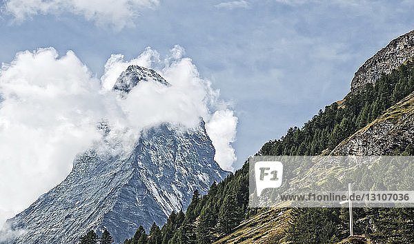 Matterhorn mit weißem Kreuz am Berghang im Vordergrund; Zermatt  Schweiz