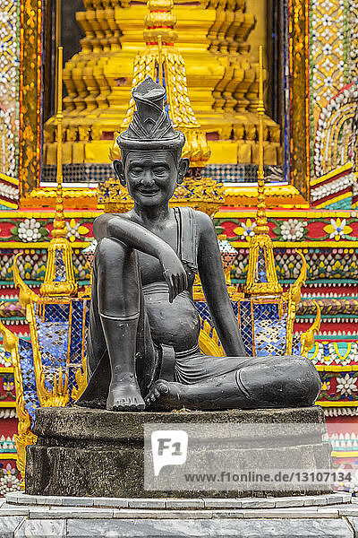 Bronzestatue eines sitzenden Mannes mit Hut; Bangkok  Thailand