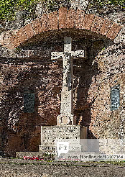 In den Hang von Bamburgh Castle eingebautes Kriegerdenkmal; Bamburgh,  Northumberland,  England