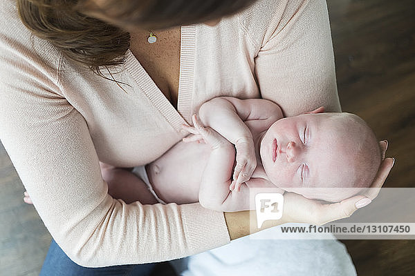 Eine Mutter hält ein neugeborenes Baby; Surrey  British Columbia  Kanada