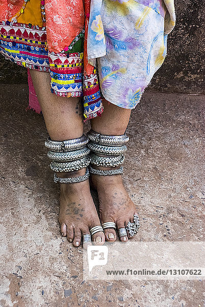 Schmuck an den Beinen und Füßen einer Frau aus Karnataka; Goa  Indien