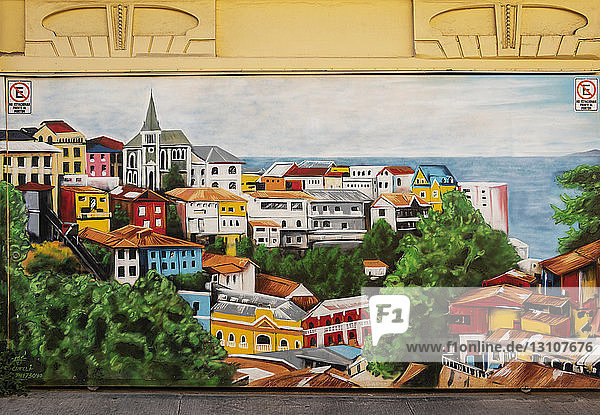 Buntes Wandgemälde einer Stadt an einer Wand  Cerro Alegre; Valparaiso  Region Valparaiso  Chile