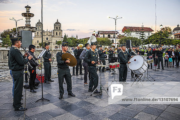 Polizeikapelle bei einem Auftritt auf der Plaza de Armas am Abend; Cajamarca  Peru