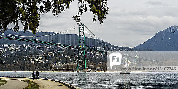 Lions Gate Bridge über Burrard Inlet  Stanley Park; Vancouver  British Columbia  Kanada