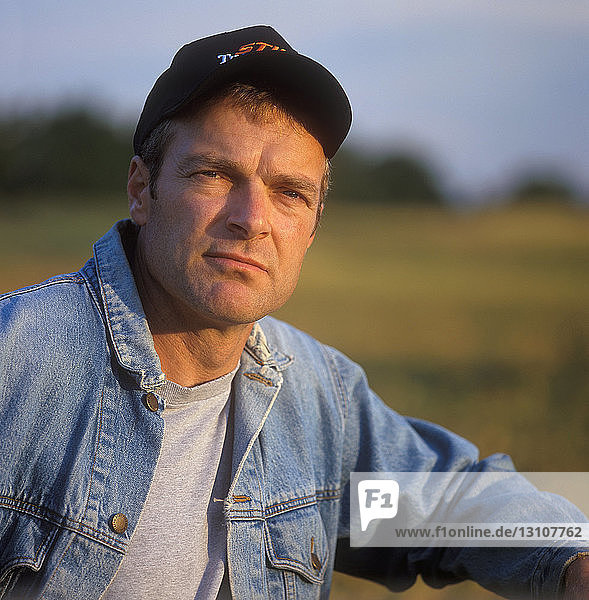 Landwirtschaft - Porträt eines Landwirts im späten Nachmittagslicht / Ontario  Kanada.