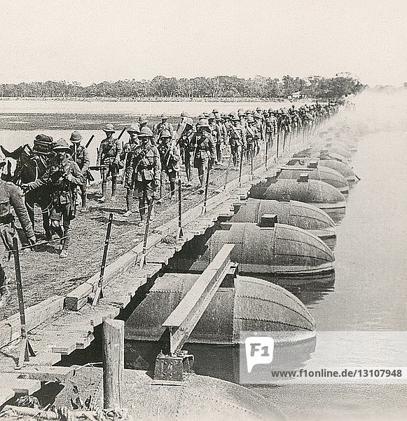 Stereoview WW1  The Great War Realistic Travels Militärfotografien um 1918.Maschinengewehrabteilung und Infanterie überqueren einen überfluteten Fluss auf einer schwimmenden Pontonbrücke