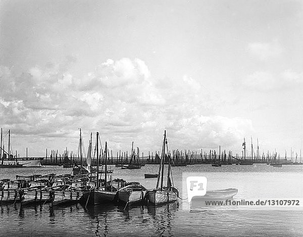 Laterna Magica um 1900.Viktorianisch/Edwardianisch.Sozialgeschichte.Newlyn Harbour Cornwall mit Segelschiffen.