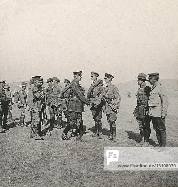 Stereoview WW1  Der Große Krieg Realistische Reisen Militärfotos um 1918. Kitchener  in glücklicher Stimmung  lobt Offiziere und Männer für ihre heldenhaften Angriffe auf die Dardanellen