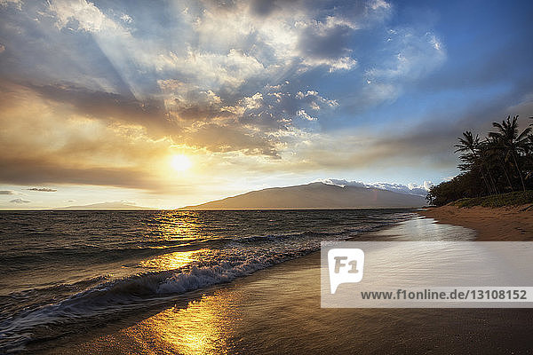 Blick auf den Sonnenuntergang mit weichem Wasser von North Kihei; Maui  Hawaii  Vereinigte Staaten von Amerika