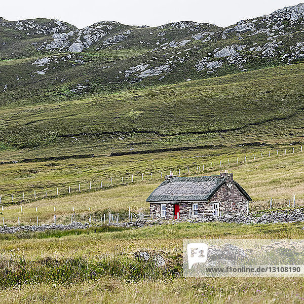 Steinhaus auf einem Acker in den Bergen  Achill Island  Wild Atlantic Way; Achill Sound  County Mayo  Irland