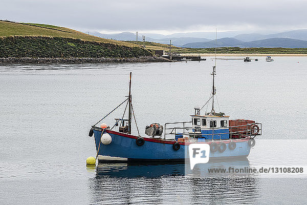 Ein im Wasser vor der Küste vertäutes Fischerboot; Achill Sound  County Mayo  Irland
