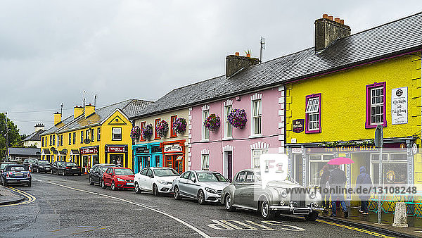 Bunte Geschäfte entlang einer Straße; Adare  Grafschaft Limerick  Irland