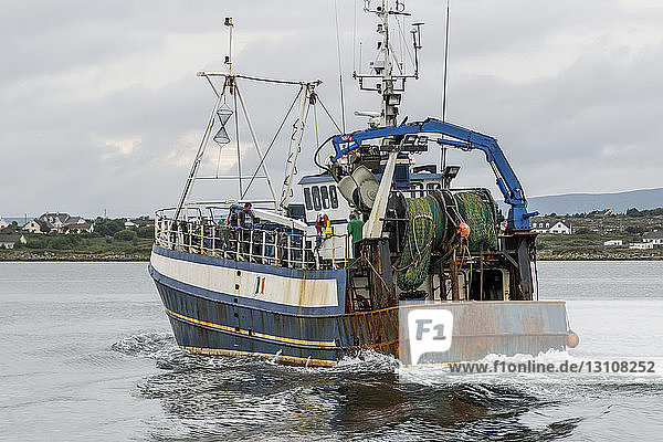 Fischerboot in der Galway-Bucht vor Inishmore  Aran-Inseln; Grafschaft Galway  Irland