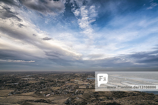 Luftaufnahme der ländlichen Landschaft vor bewölktem Himmel bei Denver