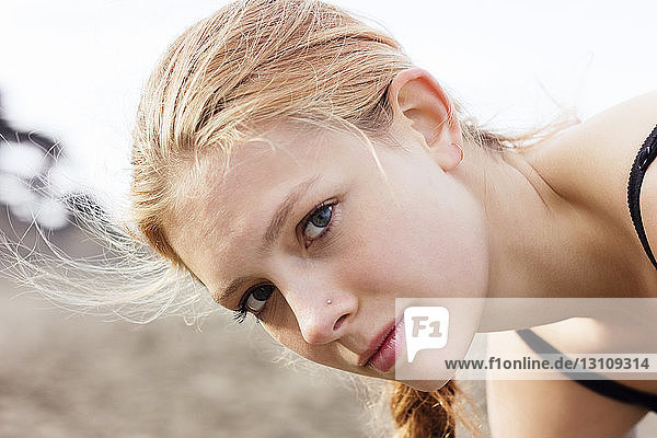 Nahaufnahme-Porträt einer selbstbewussten jungen Frau