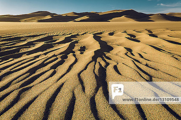 Beschauliche Ansicht des Wellenmusters auf Sand im Great Sand Dunes National Park gegen den Himmel