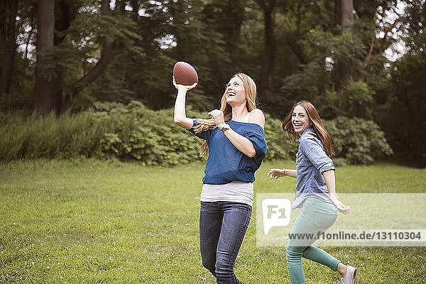 Freundinnen spielen Fussball auf Rasen