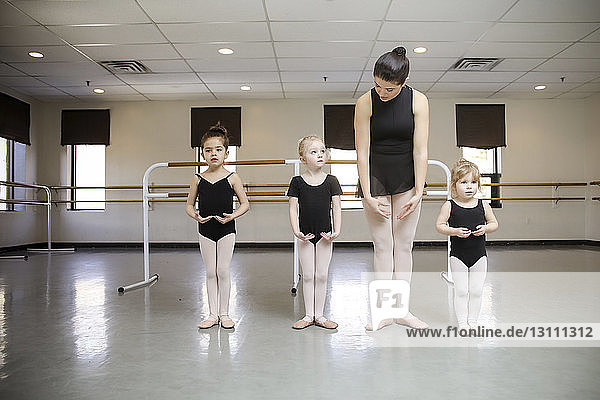 Ballerina unterrichtet Studenten im Tanzstudio