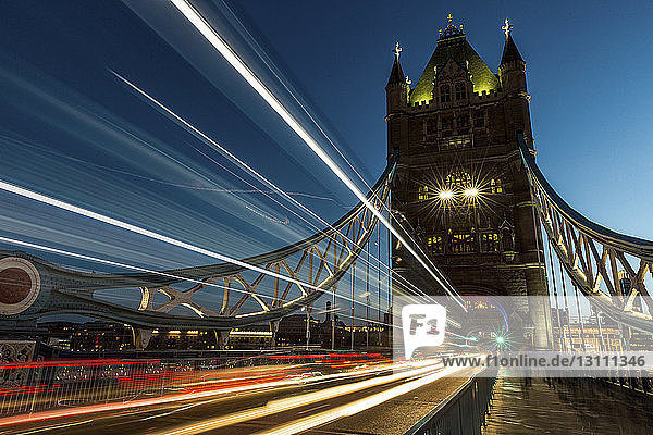 Blick auf die Lichtspuren an der Tower Bridge gegen den klaren Himmel bei Nacht