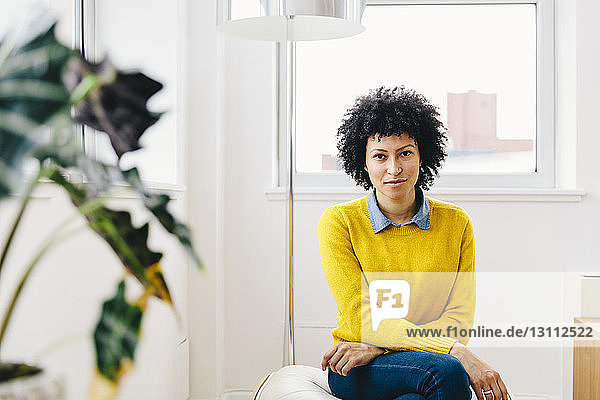 Porträt einer selbstbewussten Afro-Geschäftsfrau im Amt
