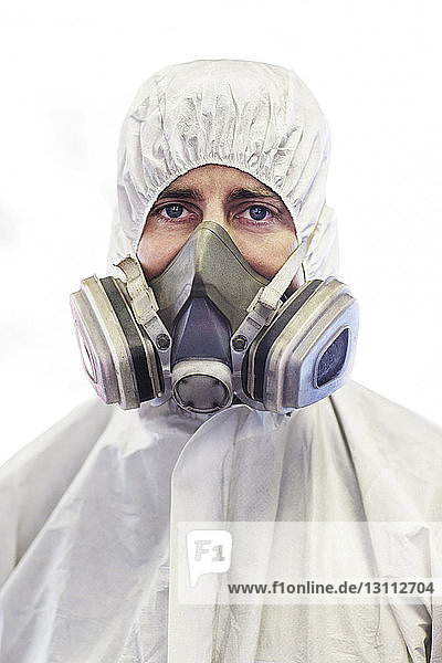 Porträt eines Mechanikers mit Schutzmaske in der Karosseriewerkstatt