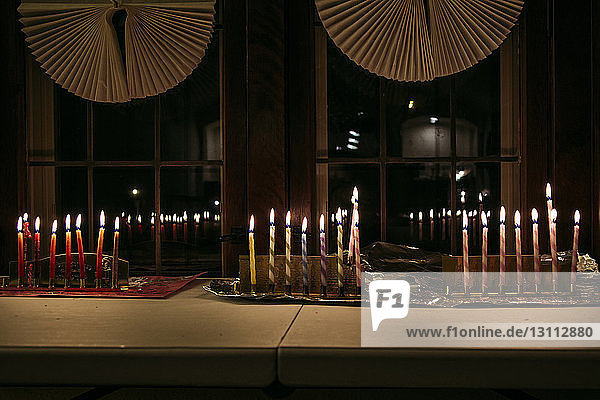 Erleuchtete Kerzen auf dem Tisch während Chanukka