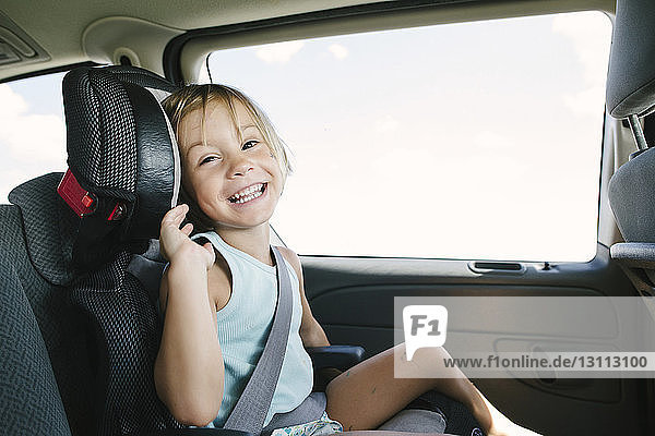 Porträt eines lächelnden Mädchens im Auto sitzend