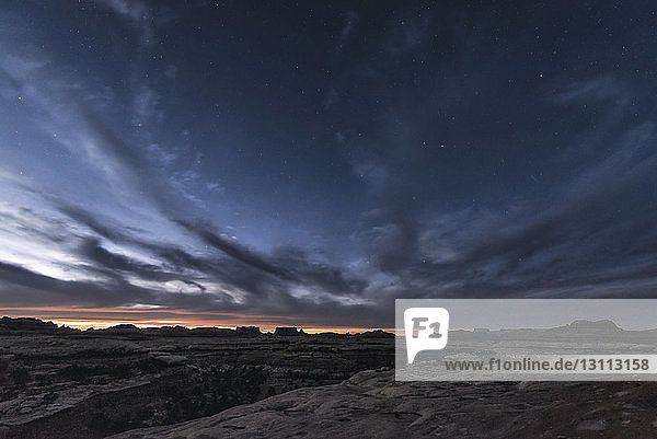 Landschaftliche Gegenüberstellung von Landschaft und Himmel im Canyonlands-Nationalpark