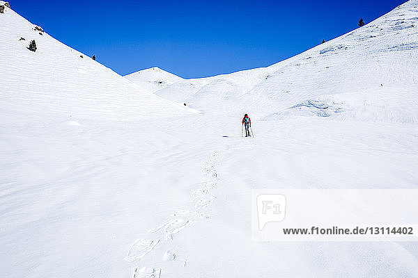 Mittelansicht eines Wanderers beim Wandern auf einem schneebedeckten Berg im Joshua-Tree-Nationalpark