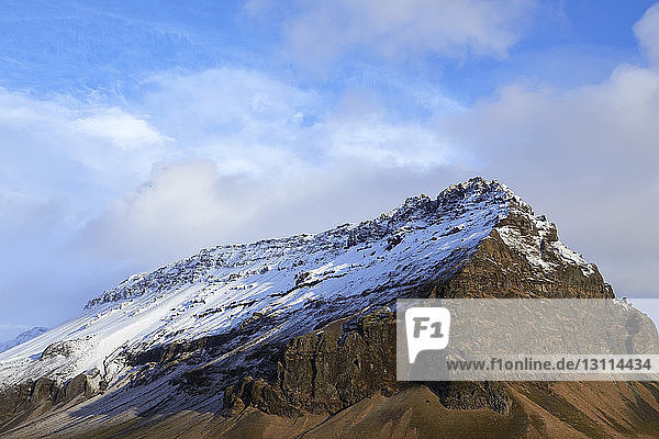 Tiefwinkel-Szenenansicht von Bergen gegen bewölkten Himmel im Winter