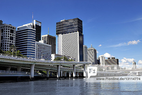 Brisbane Square und Gebäude am Fluss in der Stadt