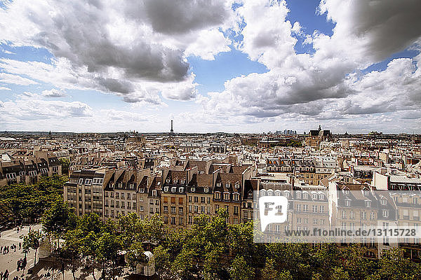 Luftaufnahme des Stadtbildes mit Eiffelturm bei bewölktem Himmel
