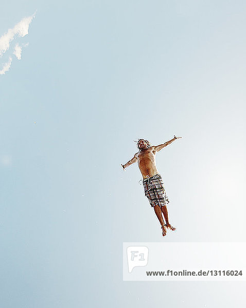 Tiefwinkelansicht eines Menschen in der Luft gegen den Himmel